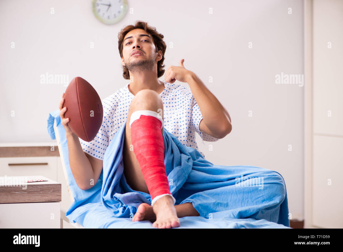 Man in hospital bandaged knee hi-res stock photography and images - Alamy