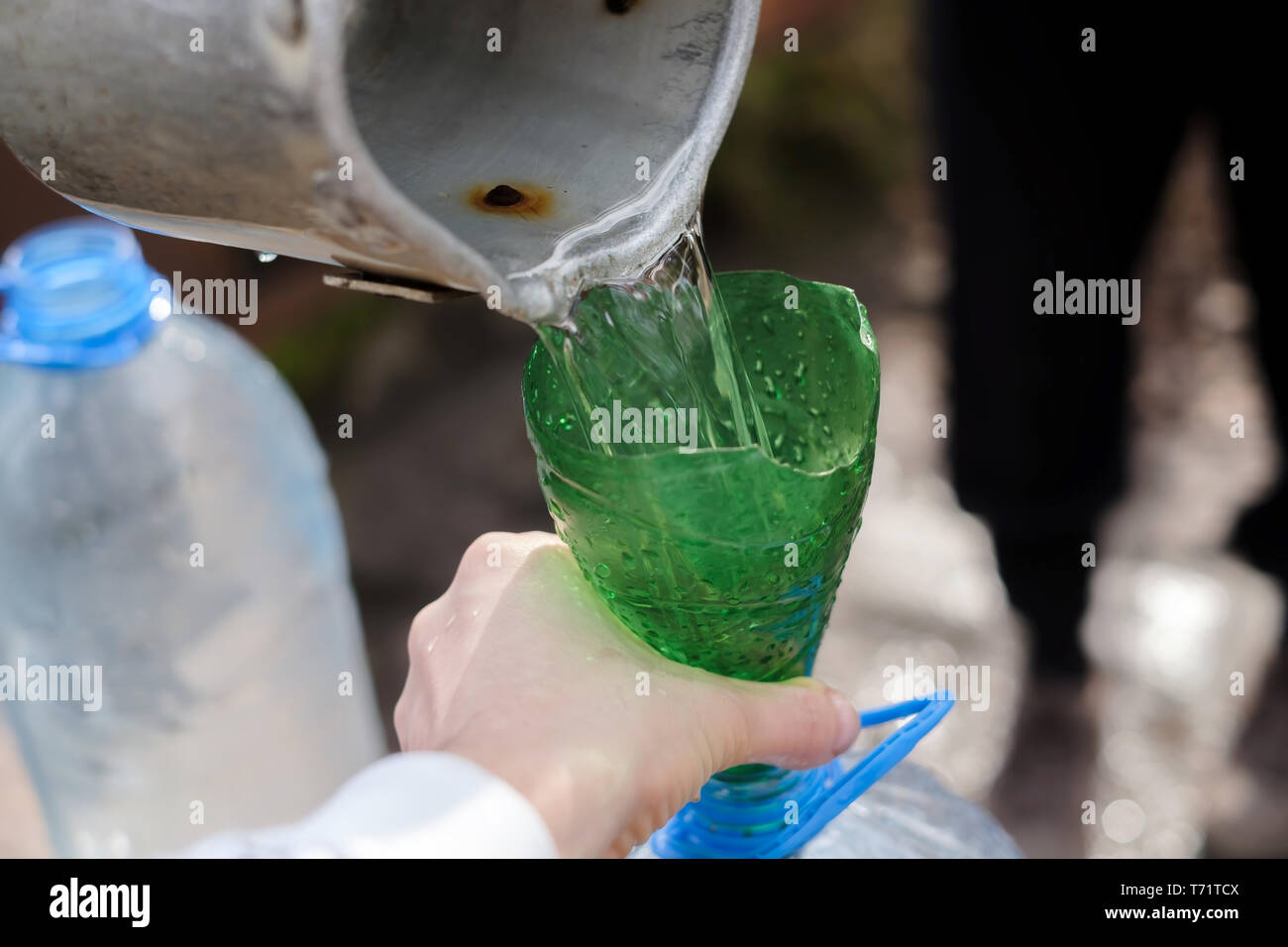 Drawing water from well hires stock photography and images Alamy