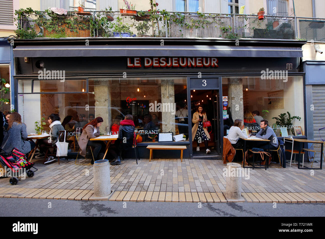 Le Desjeuneur, 3 Rue des Pierres Plantées, Lyon, France. exterior storefront of a restaurant, and sidewalk cafe in the Croix Rousse Stock Photo