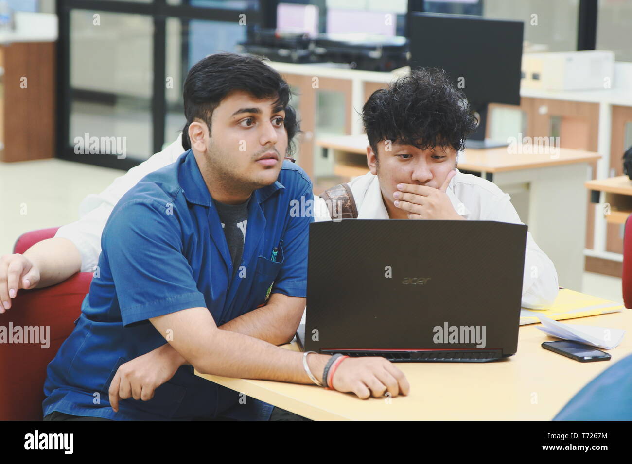 College students asia discuss hi-res stock photography and images - Alamy