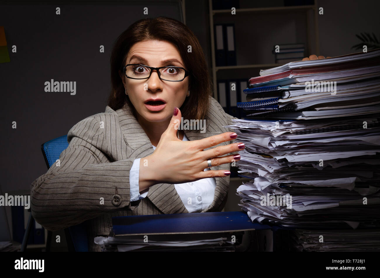 Scared Employee Woman night office scared hi-res stock photography and images - Alamy