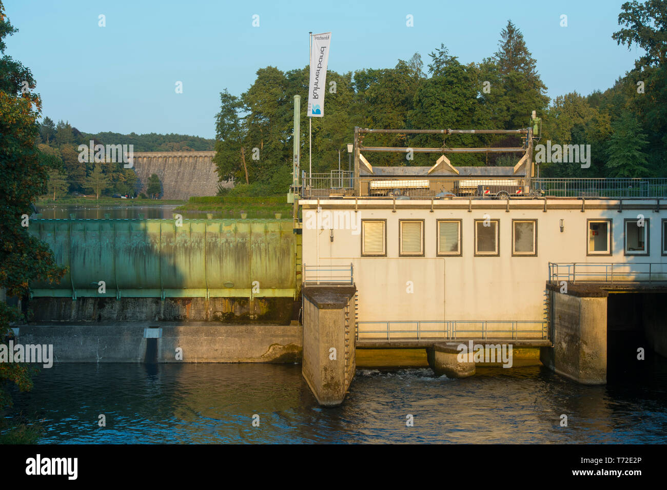 Deutschland, Nordrhein-Westfalen, Kreis Soest, Wehr unterhalb der Staumauer der Möhnetalsperre Stock Photo