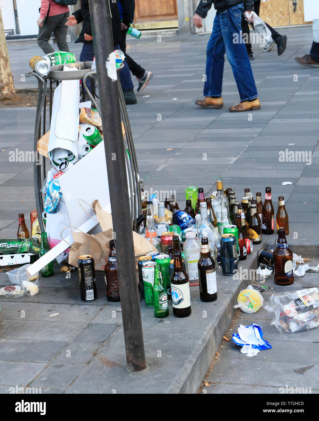 Party aftermath hungover hires stock photography and images Alamy