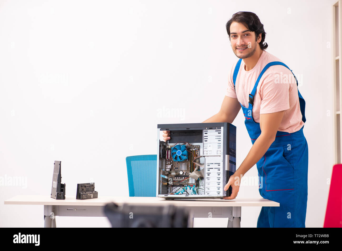 Service guys. Профессия автомеханик. Человек в автосервисе. Service guys. Service guys.