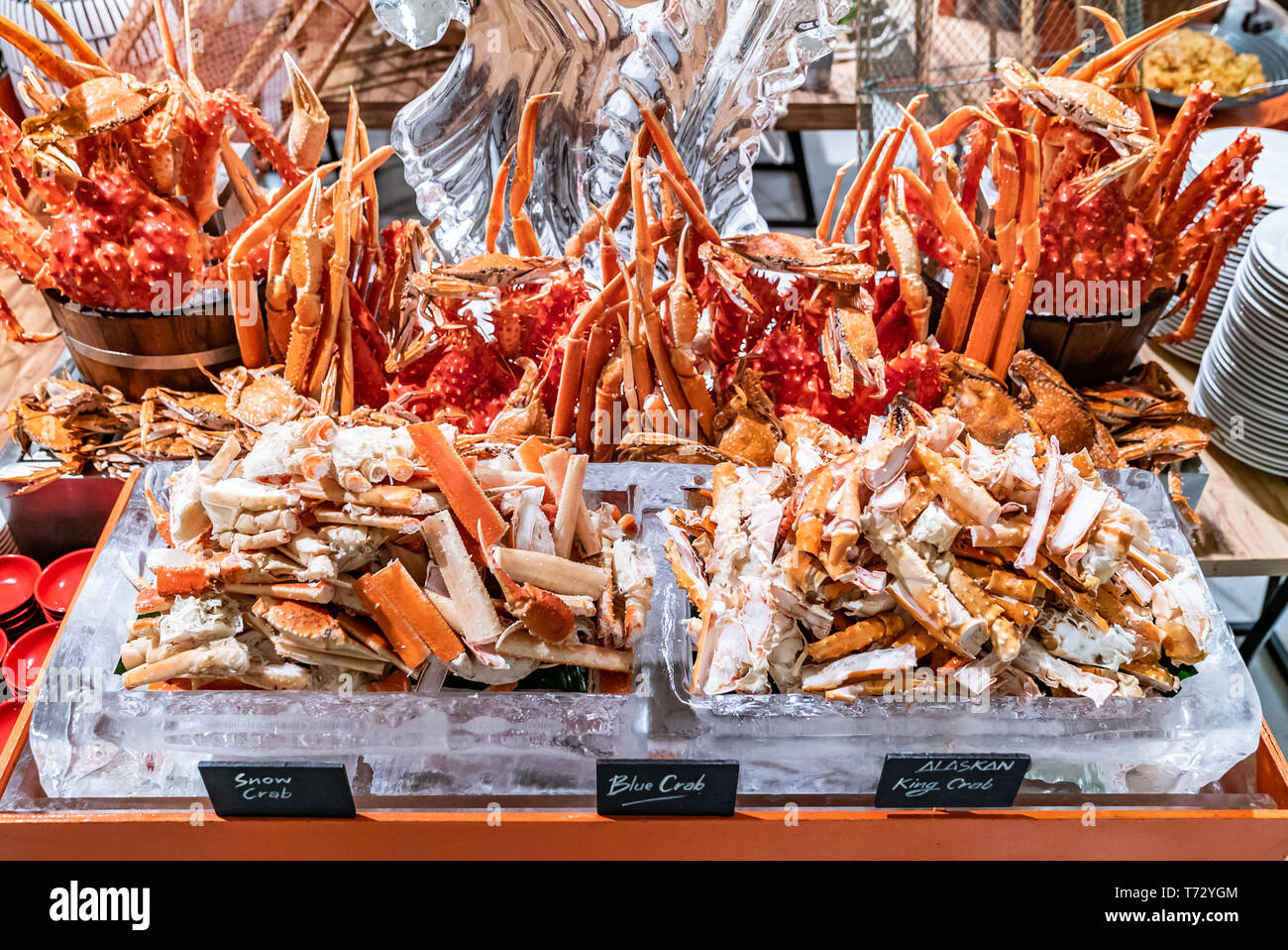 Alaskan King crab in seafood on ice buffet bar Stock Photo Alamy