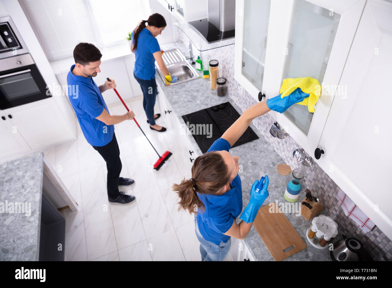Kitchen workers in uniform hi-res stock photography and images - Alamy