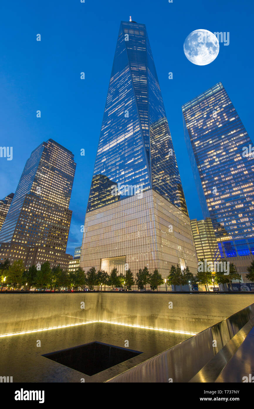 ONE WORLD TRADE CENTER (©LIBESKIND CHILDS GOTTESDIENER SOM 2016) NORTH REFLECTING POOL NATIONAL SEPTEMBER 11 MEMORIAL DOWNTOWN MANHATTAN NEW YORK CITY Stock Photo