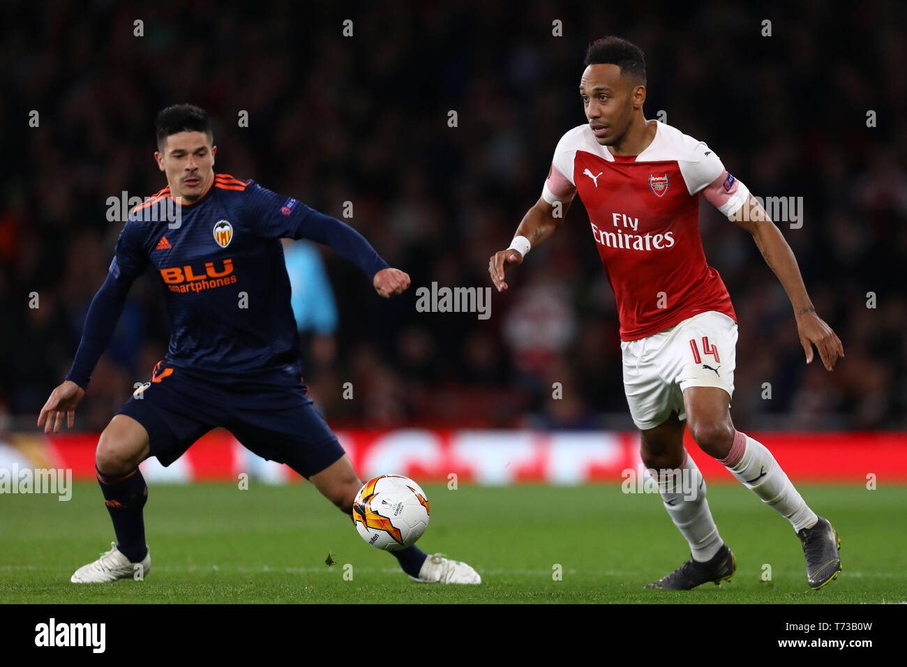 Pierre-Emerick Aubameyang of Arsenal and Facundo Roncaglia of Valencia - Arsenal v Valencia, UEFA Europa League Semi Final - 1st Leg, Emirates Stadium Stock Photo