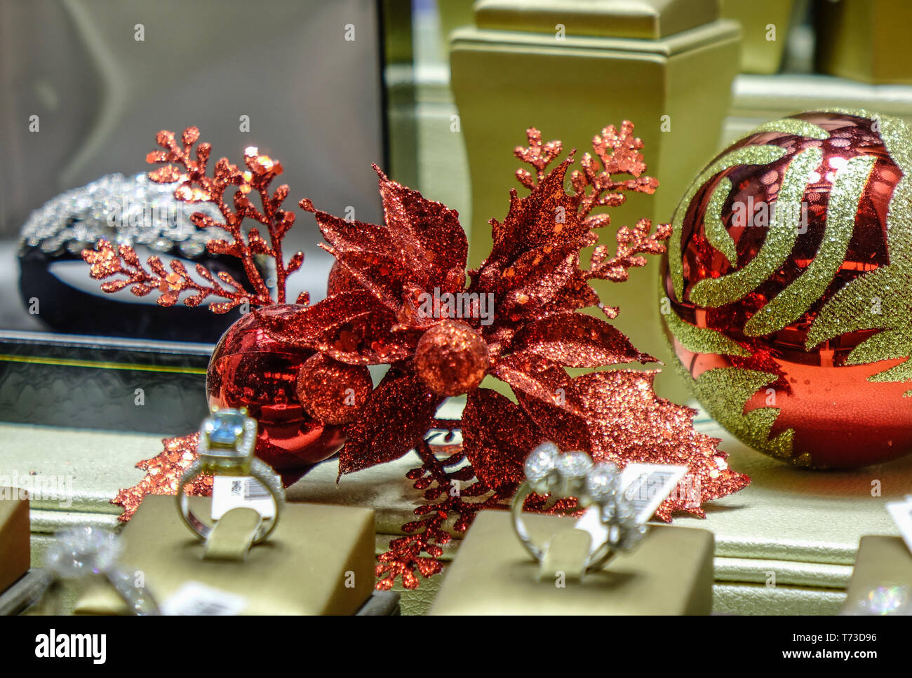Christmas decorations at the gold shop in Dubai, UAE Stock Photo Alamy