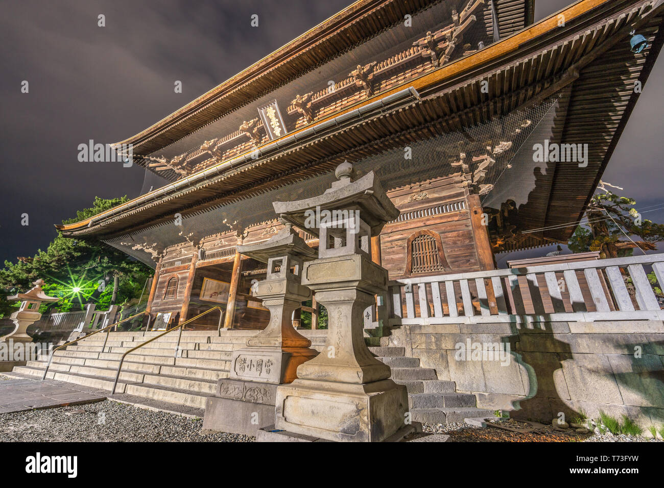 Late night side view without tourists of Sanmon gate (山門) at 