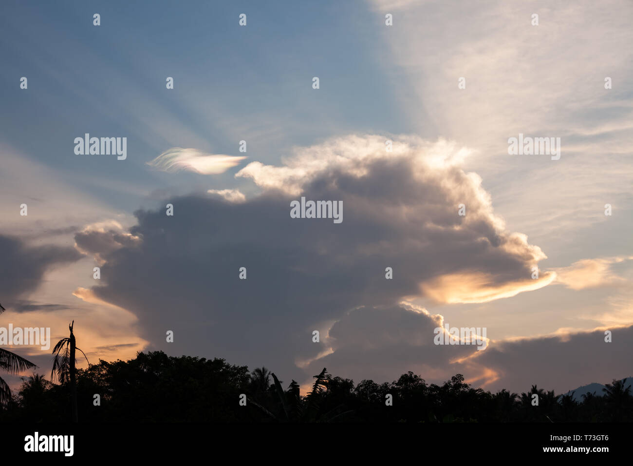 Sky cloudscape at dawn sunrise sun rays Stock Photo - Alamy
