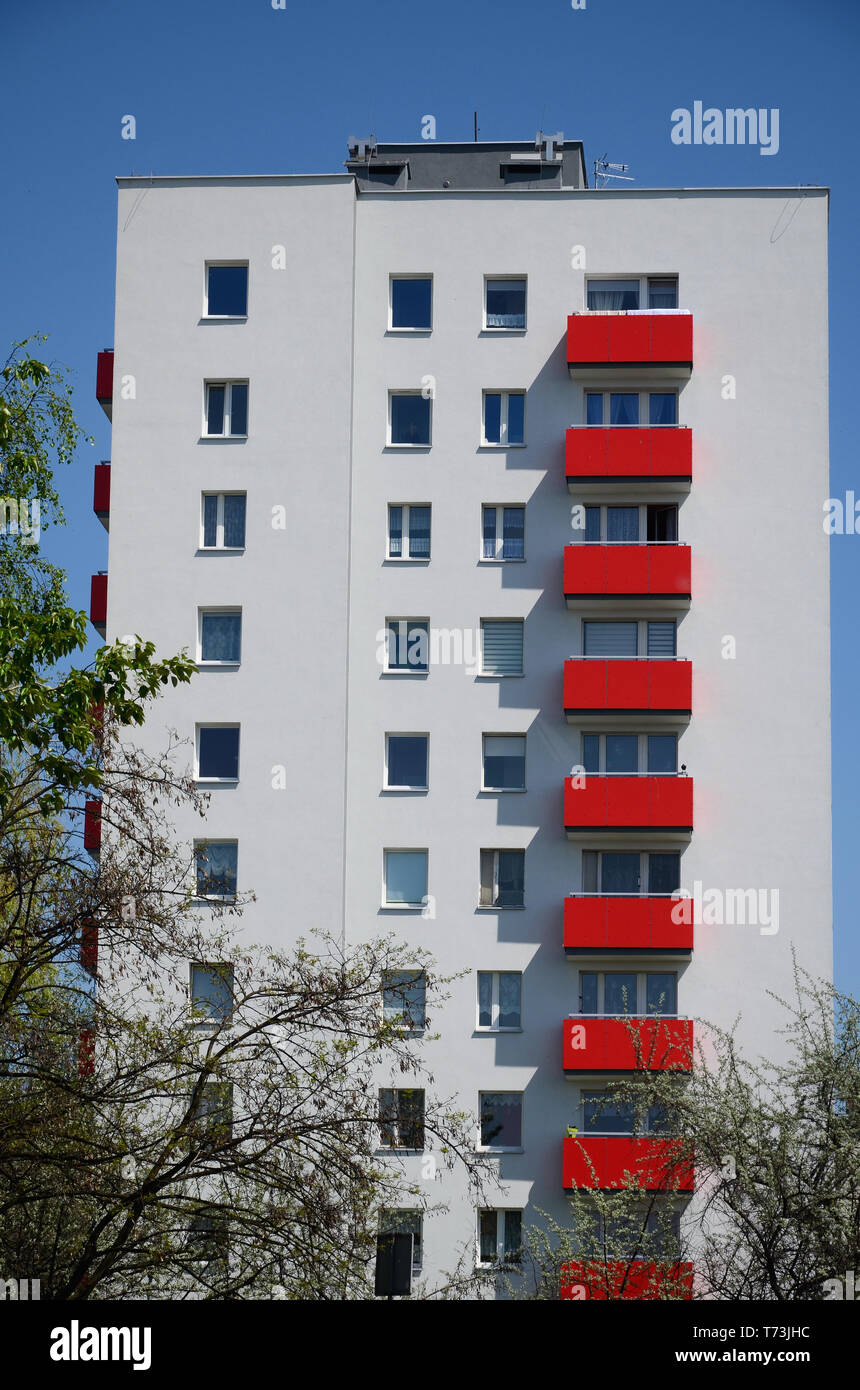 Tall apartment building new block hi-res stock photography and images ...