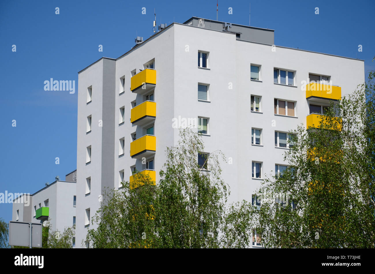 Tall apartment building new block hi-res stock photography and images ...