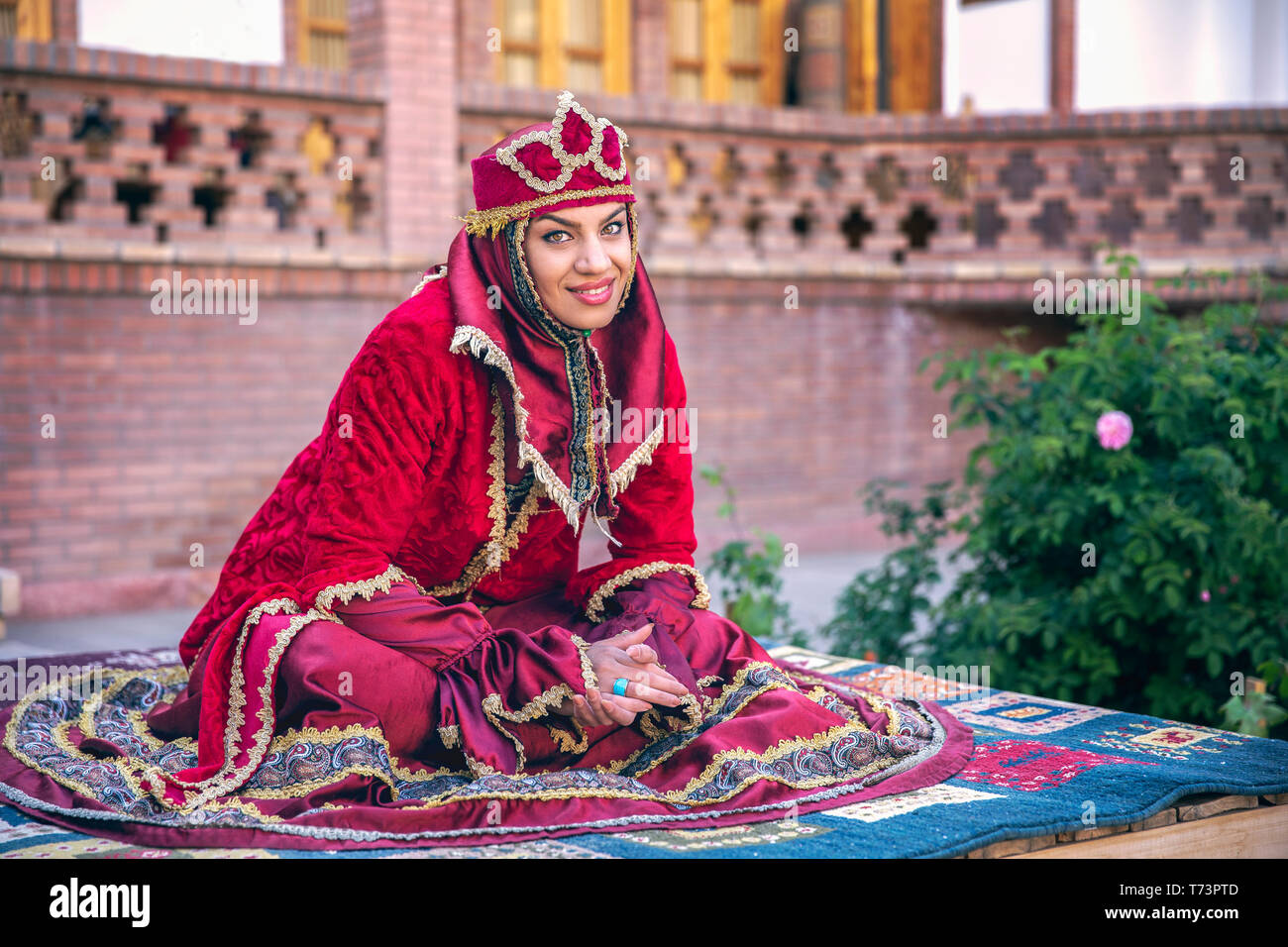 Traditional iranian dress hi-res stock photography and images - Alamy