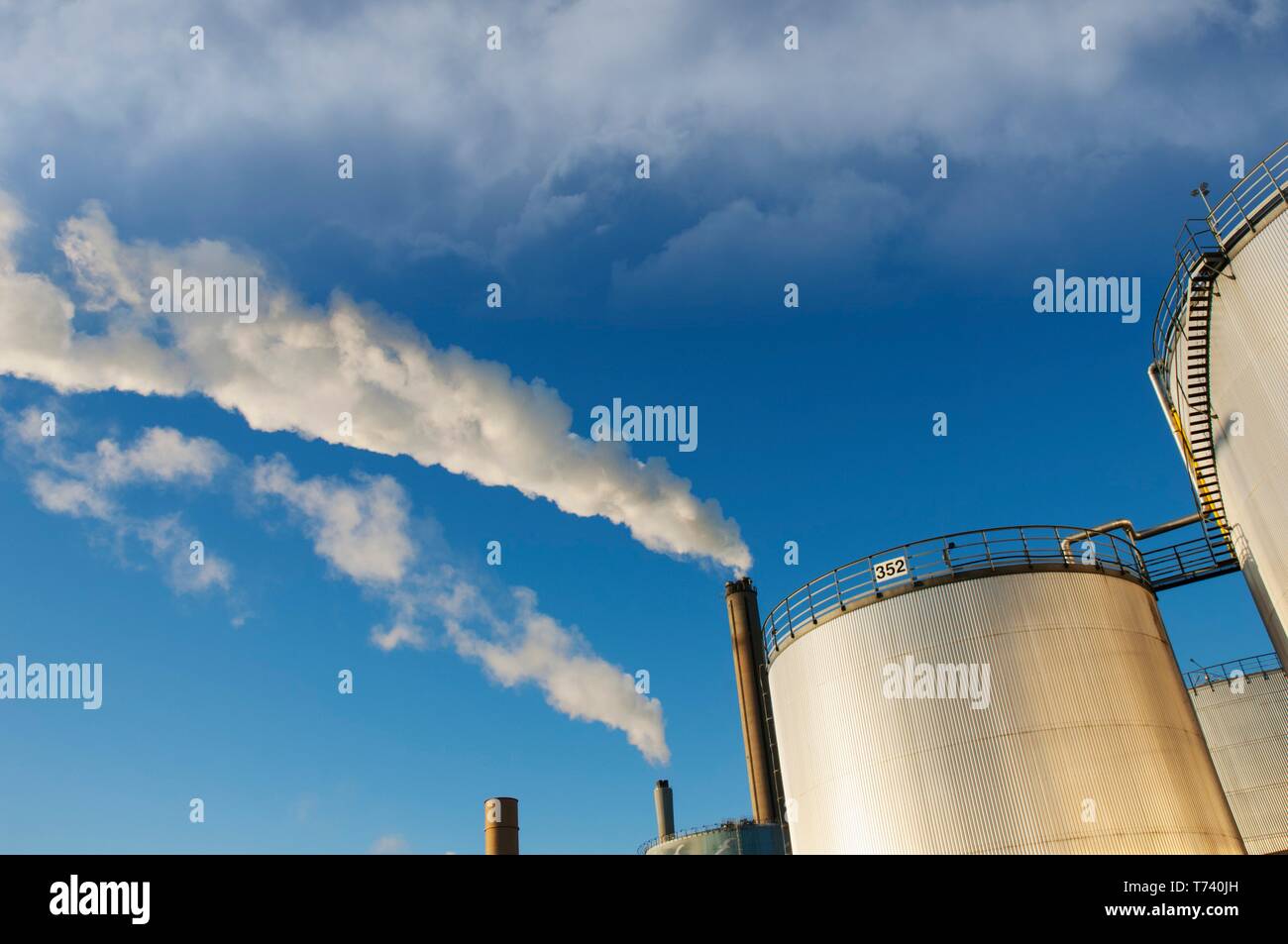 Oil refinery storage tanks Stock Photo - Alamy