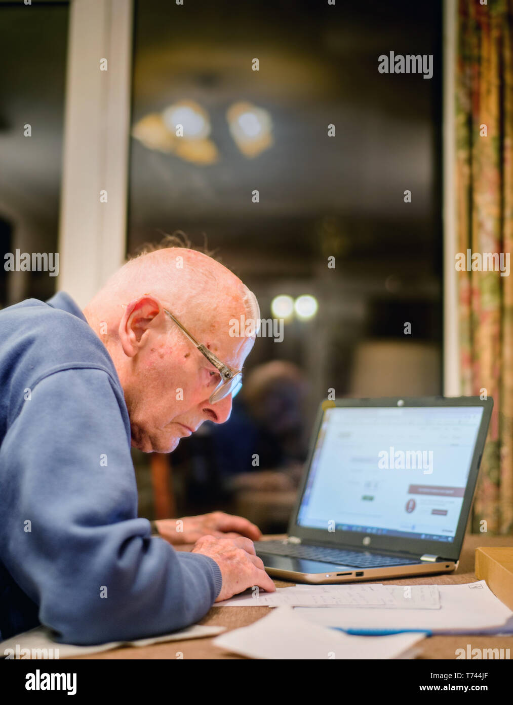 Older man trouble technology hi-res stock photography and images - Alamy
