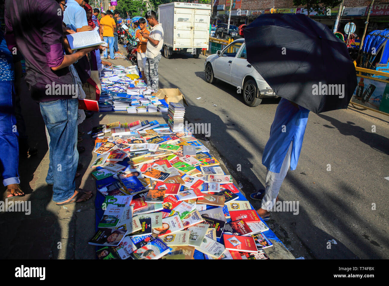 Book shop on the footpath at Nilkhet in Dhaka, Bangladesh Stock Photo