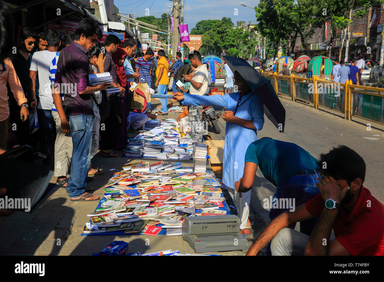 Book shop on the footpath at Nilkhet in Dhaka, Bangladesh Stock Photo