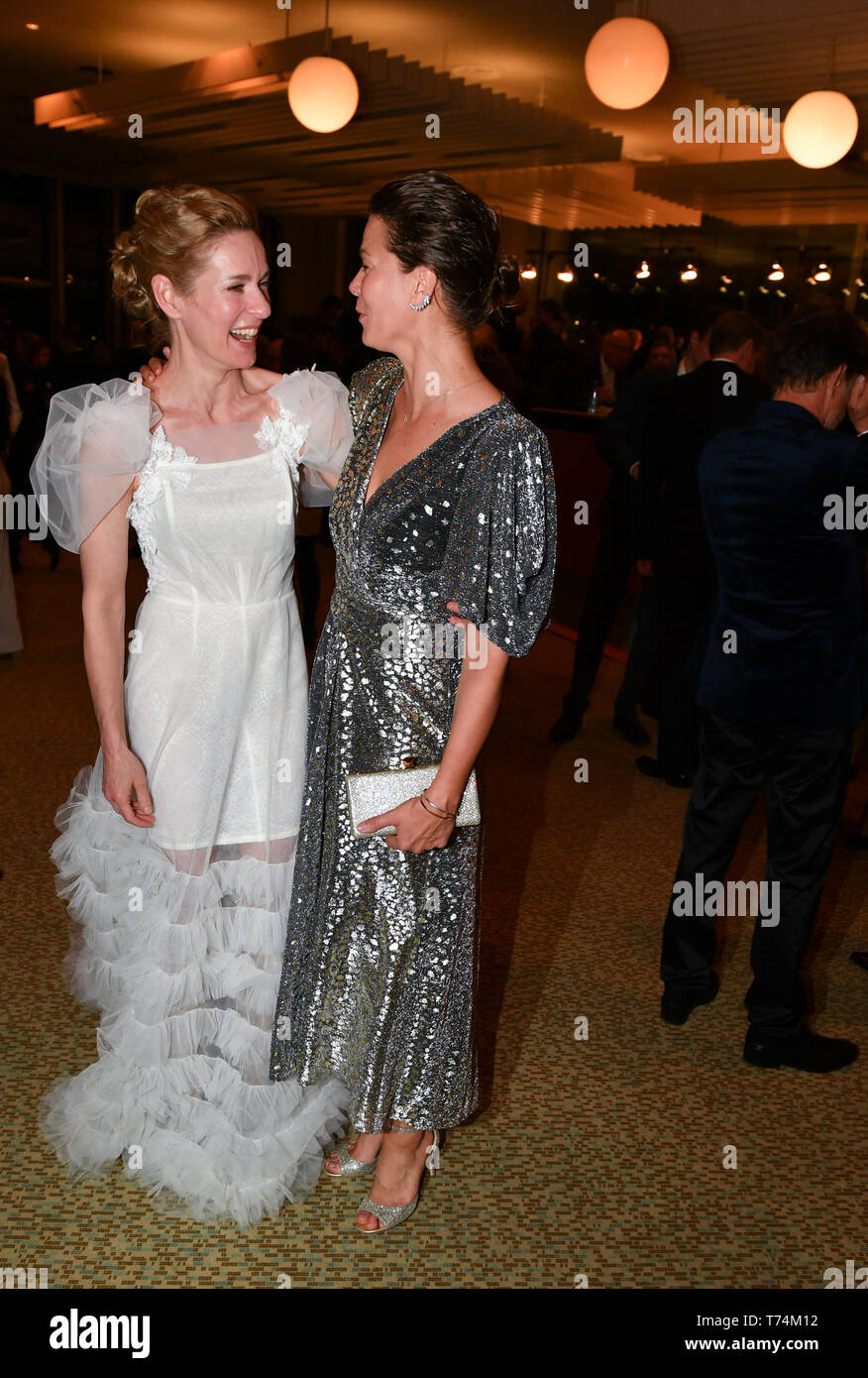 Berlin, Germany. 03rd May, 2019. The actresses Lisa Martinek (l) and