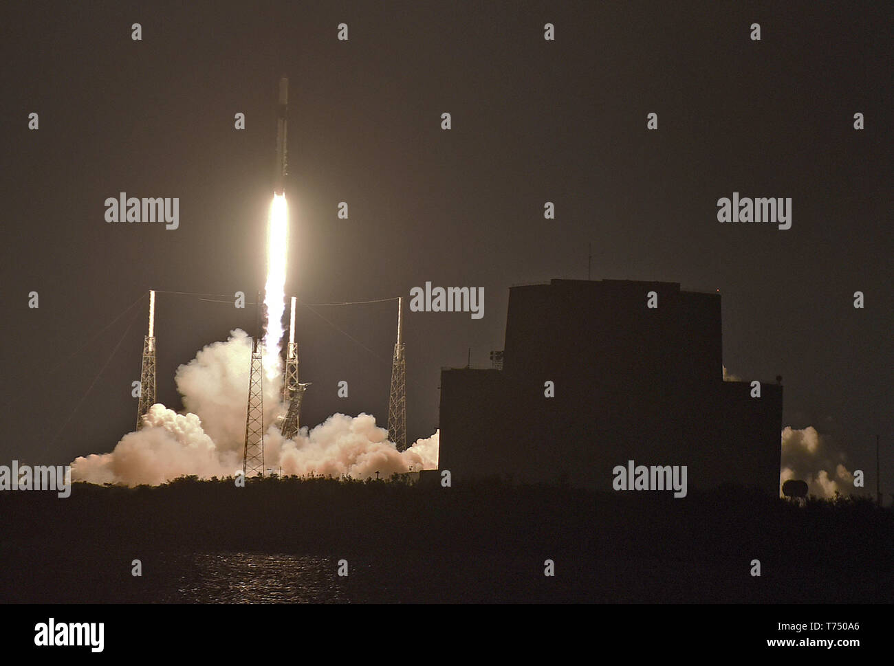 Cape Canaveral, United States. 04th May, 2019. May 4, 2019 - Cape Canaveral, Florida, United States - A SpaceX Falcon 9 rocket successfully launches the CRS-17 cargo mission from Cape Canaveral Air Force Station on May 4, 2019 in Cape Canaveral, Florida. This is the 17th resupply mission by SpaceX for NASA to the International Space Station. Credit: Paul Hennessy/Alamy Live News Stock Photo