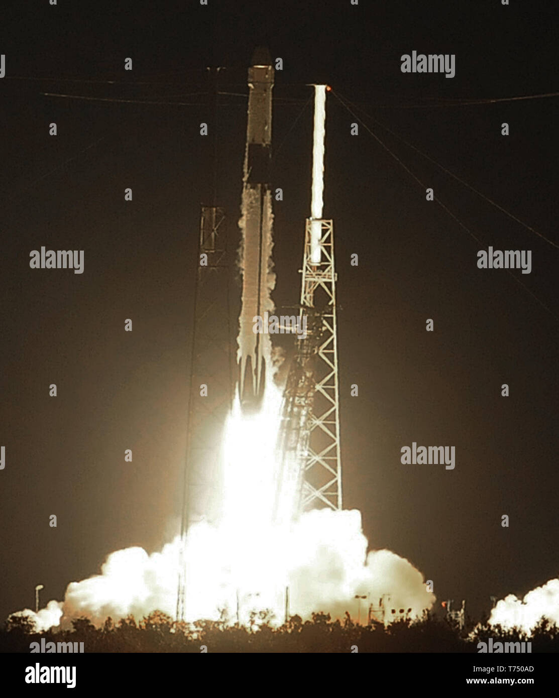 Cape Canaveral, United States. 04th May, 2019. May 4, 2019 - Cape Canaveral, Florida, United States - A SpaceX Falcon 9 rocket successfully launches the CRS-17 cargo mission from Cape Canaveral Air Force Station on May 4, 2019 in Cape Canaveral, Florida. This is the 17th resupply mission by SpaceX for NASA to the International Space Station. Credit: Paul Hennessy/Alamy Live News Stock Photo