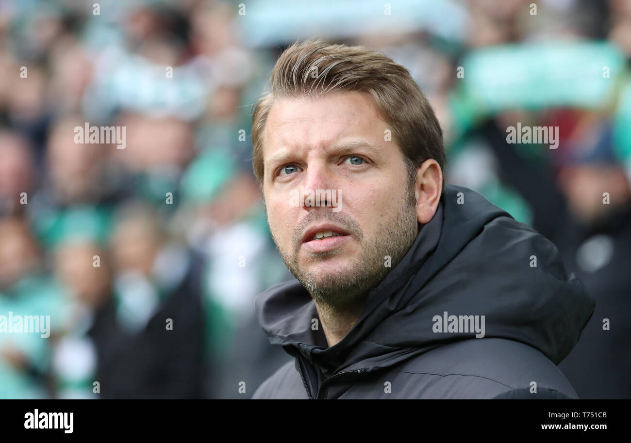 Bremen, Germany. 04th May, 2019. Soccer: Bundesliga, Werder Bremen - Borussia Dortmund, 32nd matchday in Weser Stadium. Bremen coach Florian Kohfeldt looks to the side. Credit: Friso Gentsch/dpa - IMPORTANT NOTE: In accordance with the requirements of the DFL Deutsche Fußball Liga or the DFB Deutscher Fußball-Bund, it is prohibited to use or have used photographs taken in the stadium and/or the match in the form of sequence images and/or video-like photo sequences./dpa/Alamy Live News Stock Photo