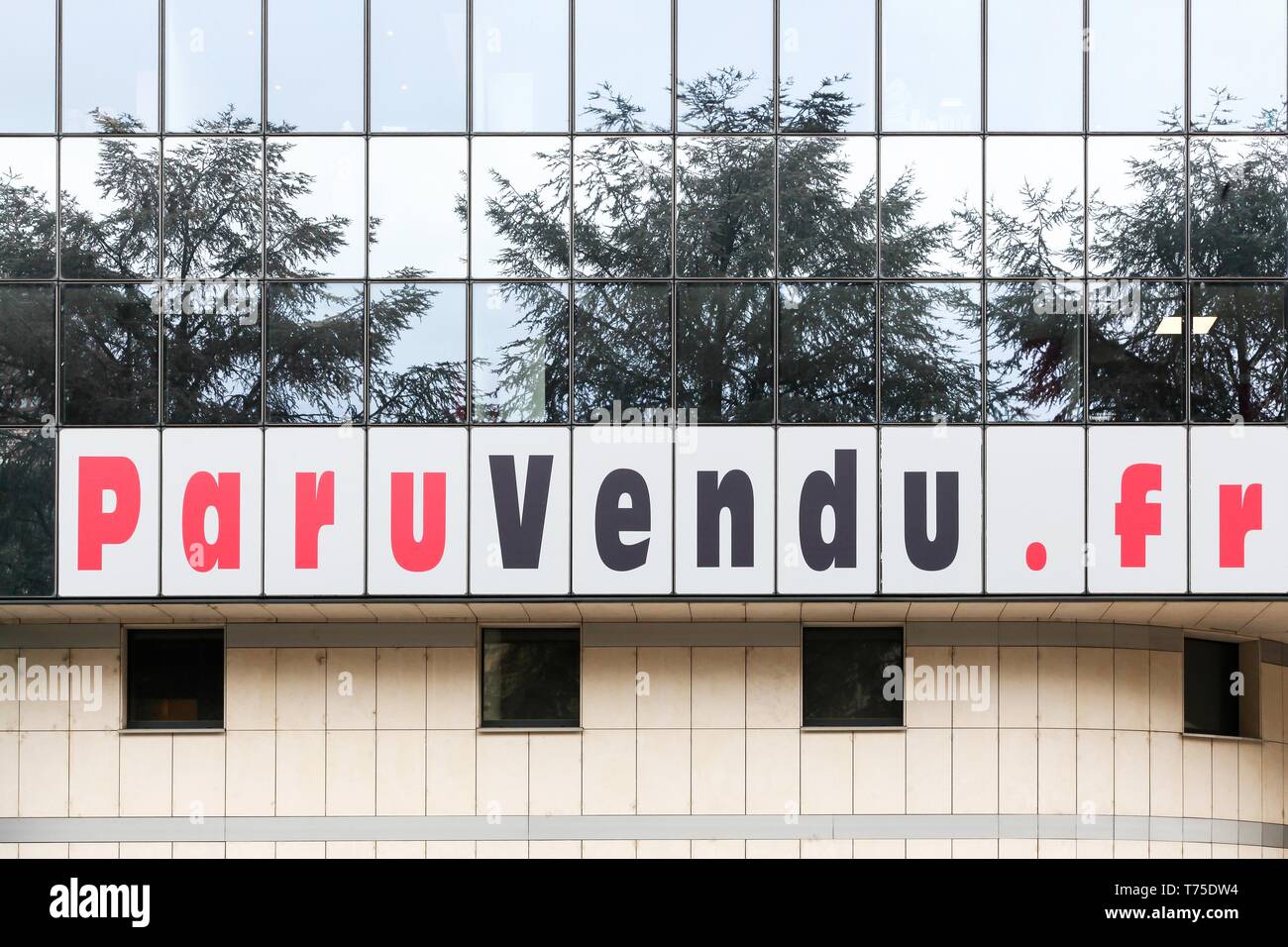 Lyon, France - October 25, 2018: ParuVendu logo on a wall. ParuVendu is a free newspaper of ads from individuals and professionals Stock Photo