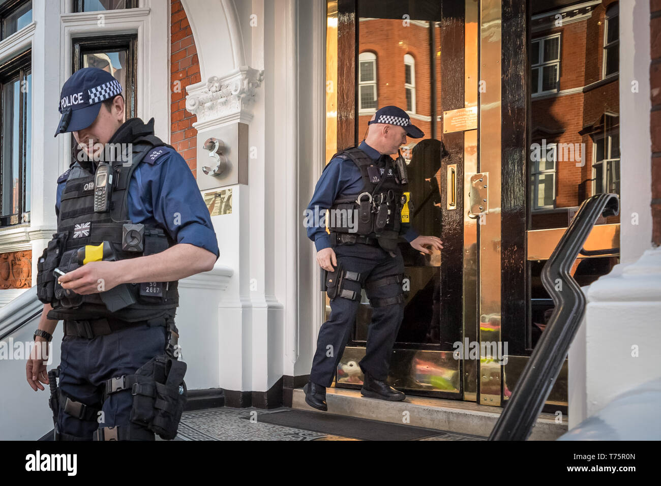 Met police are seen leaving the Ecuadorian Embassy in Knightsbridge on the day of Julian Assange's forced eviction and arrest. London, UK. Stock Photo
