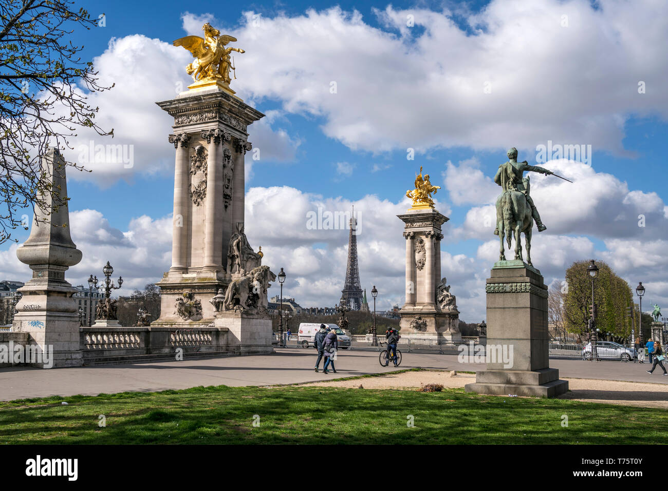 Seine Brücke Pont Alexandre III und der Eiffelturm in Paris, Frankreich ...