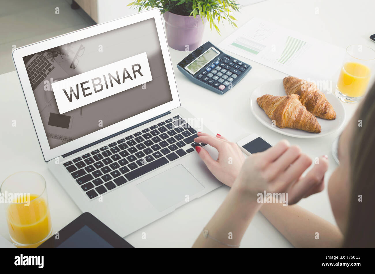 Webinar online, internet education, e-learning concept. Woman watching e-learning content on laptop Stock Photo