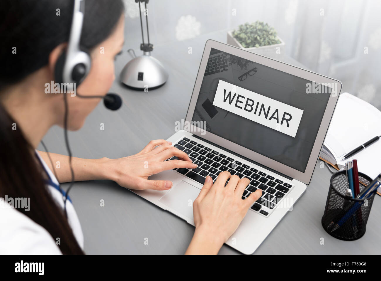 Webinar online, internet education, e-learning concept. Woman watching e-learning content on laptop Stock Photo