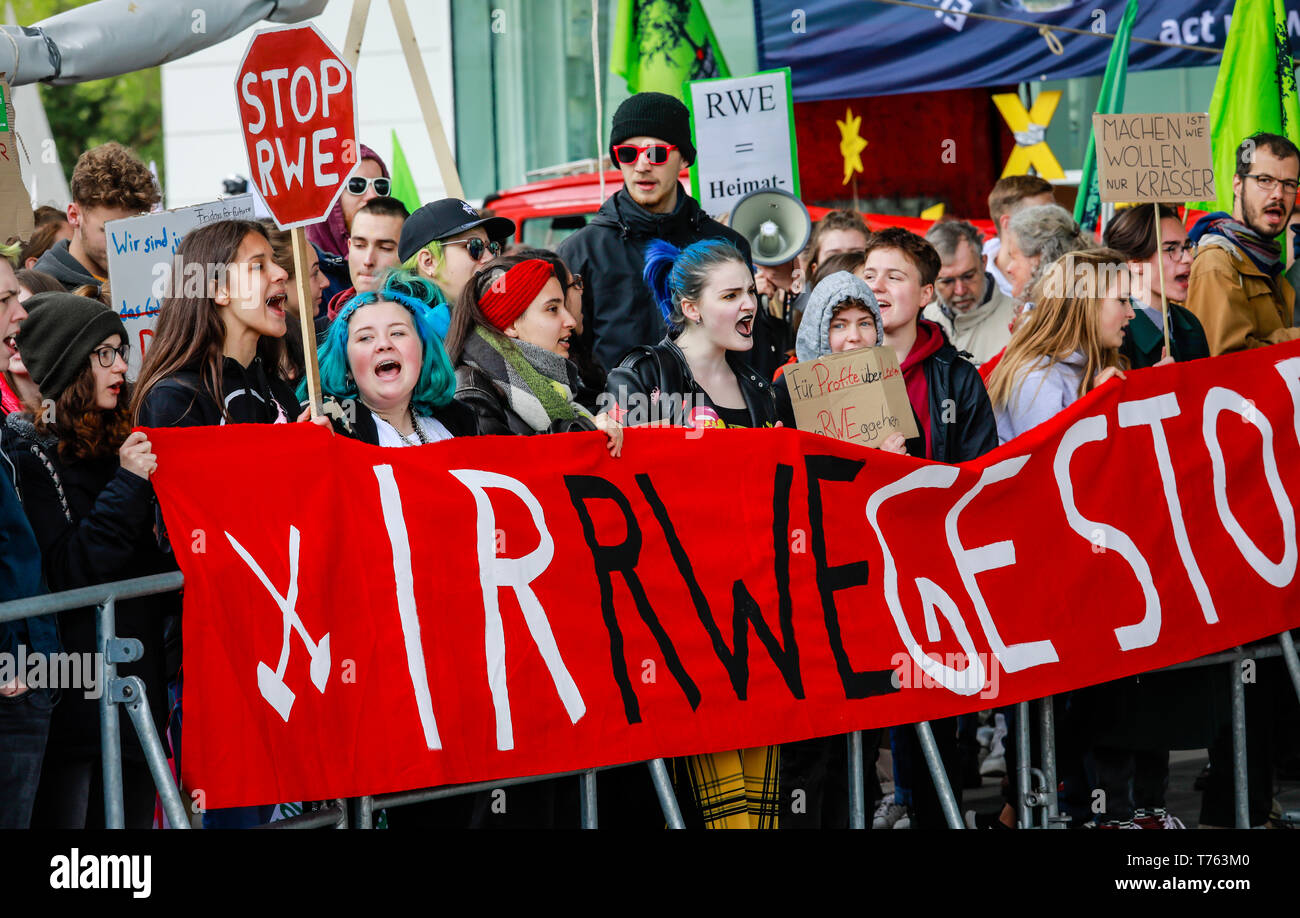 Essen, Ruhr area, North Rhine-Westphalia, Germany - Fridays for Future Demonstration in front of the Grugahalle in Essen on the occasion of the RWE An Stock Photo