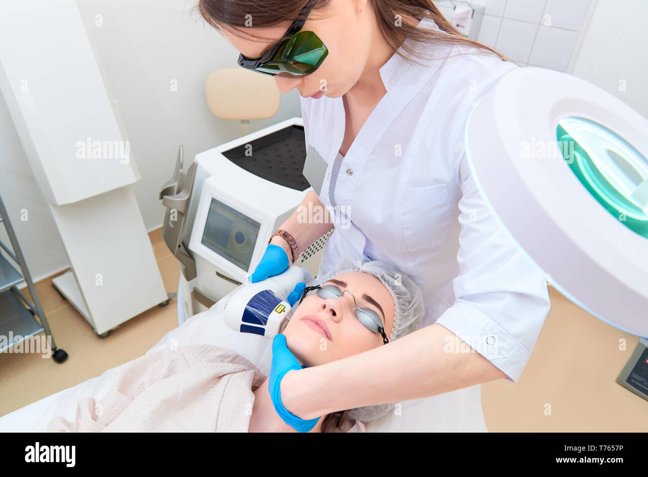 Laser procedure hires stock photography and images Alamy