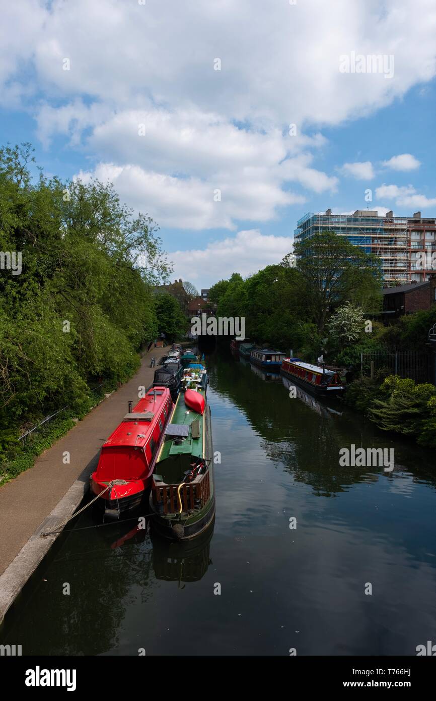 Regents canal moorings hi-res stock photography and images - Alamy
