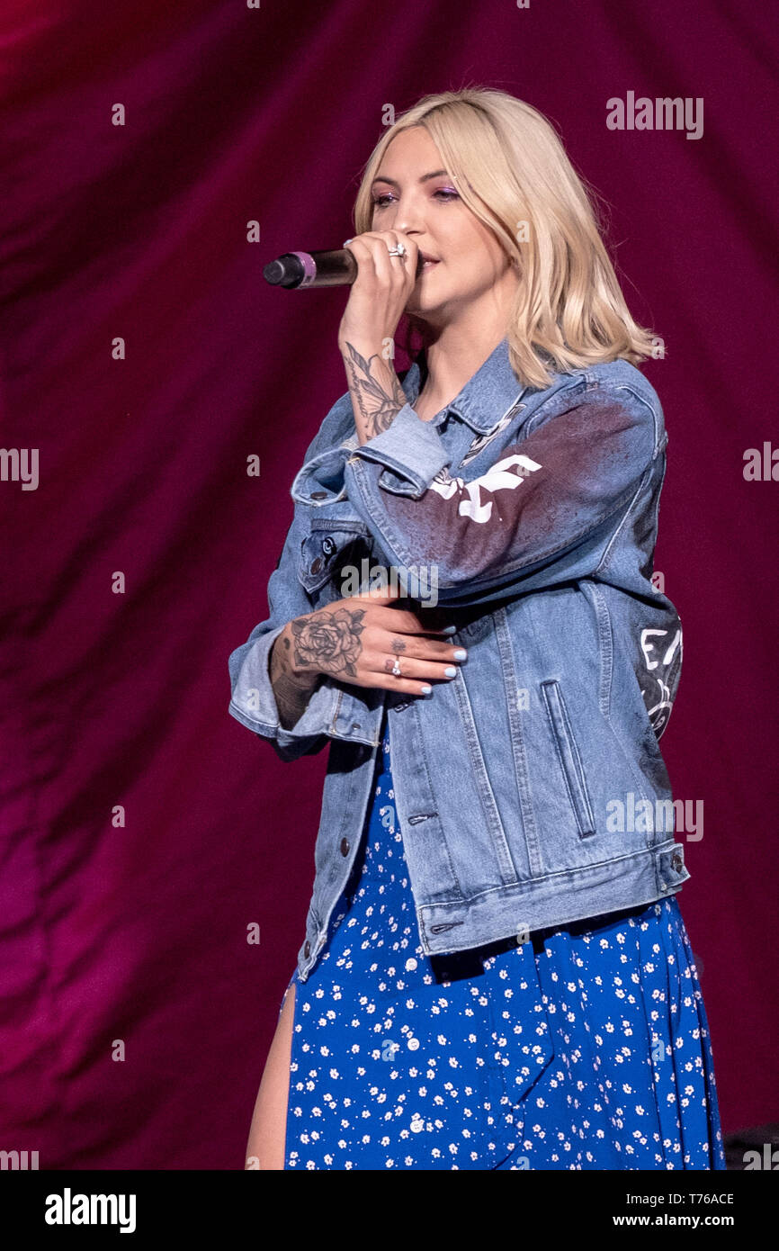 Julia Michaels out and about for Keith Urban in Concert on the NBC Today  Show, Rockefeller Plaza, New York, NY August 2, 2018. Photo By: Derek Storm/ Everett Collection Stock Photo - Alamy
