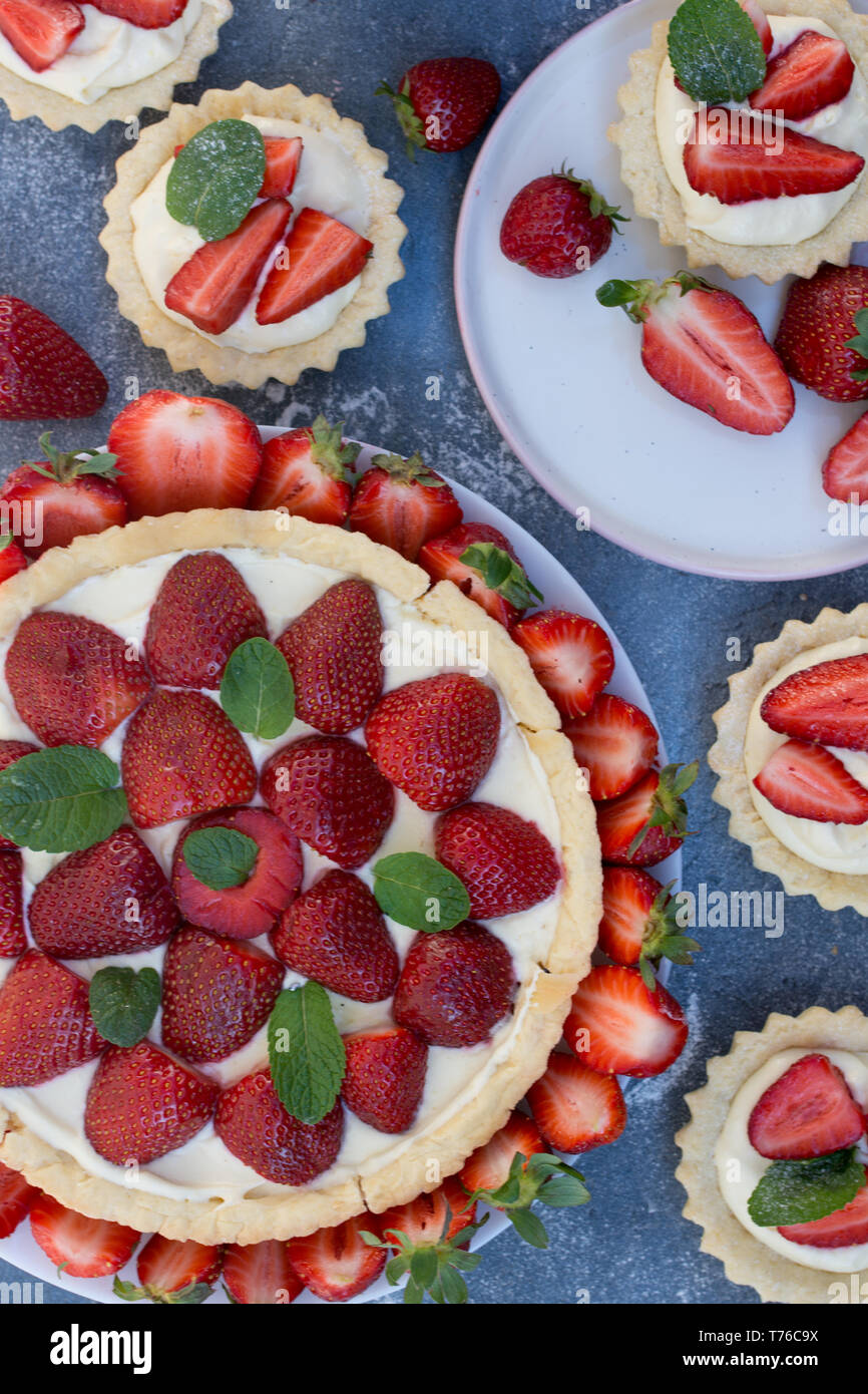 Sliced fruit berry cake hi-res stock photography and images - Alamy