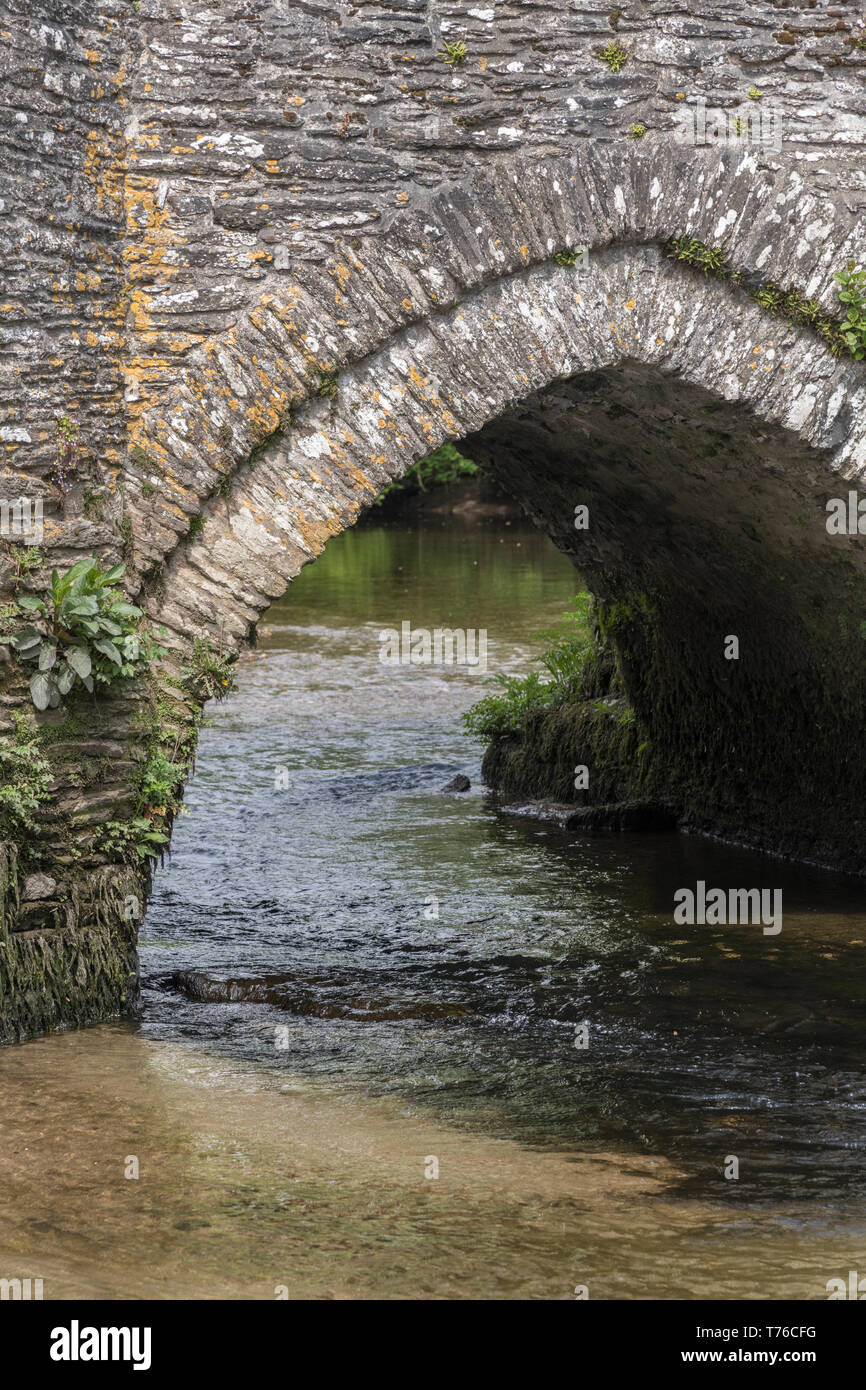 Lostwithiel town, Cornwall. Stonework arch of bridge over the River Fowey. Stock Photo