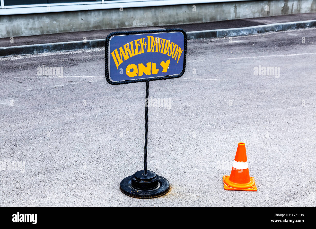 Harley davidson parking only sign hi-res stock photography and