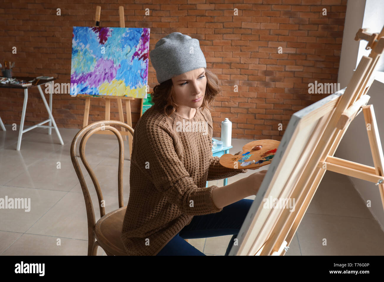Female artist palette spatula hi-res stock photography and images - Alamy
