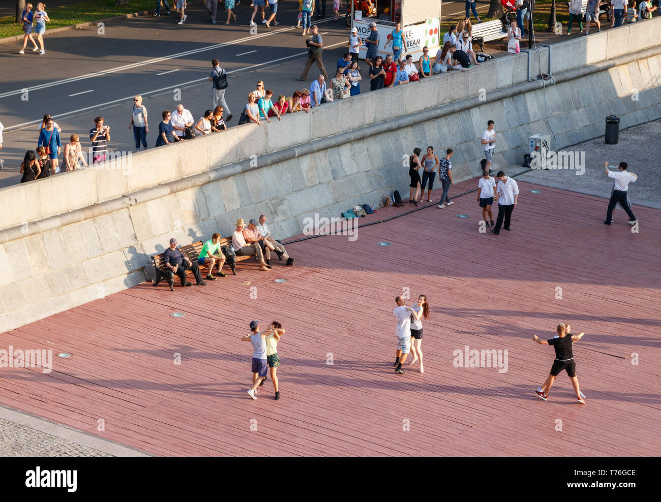 Unidentified couples having fun dancing at a recreational level in front of a small audiance at the Gorky park on a summer evening. Moscow, Russia. Stock Photo