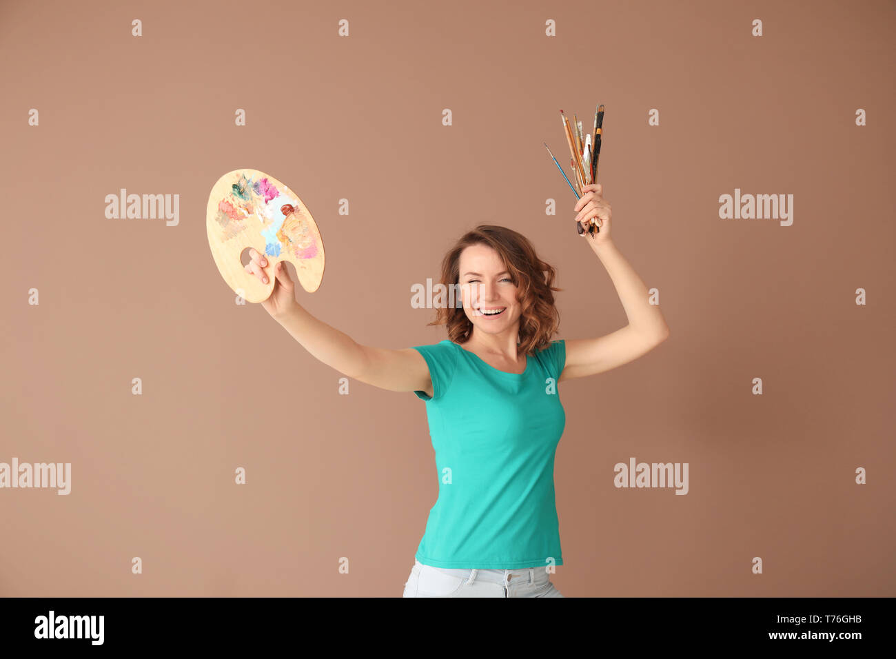 Female artist palette spatula hi-res stock photography and images - Alamy