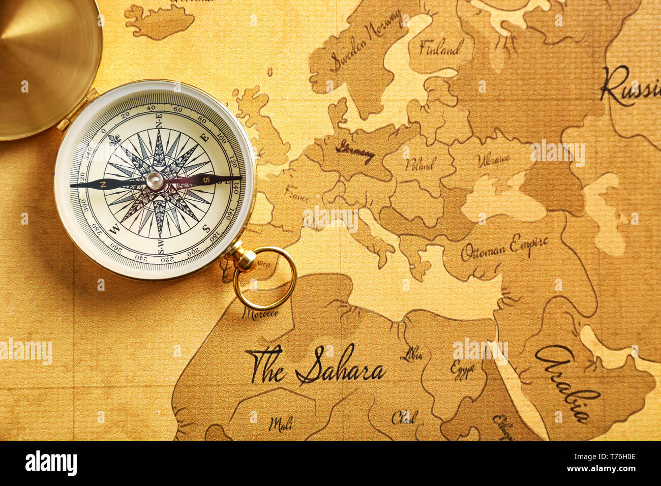 Compass on vintage world map Stock - Compass On Vintage World Map T76H0E 