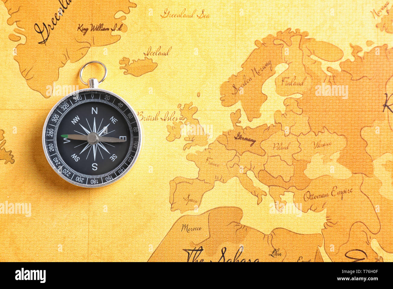 Compass on vintage world map Stock - Compass On Vintage World Map T76H0F 