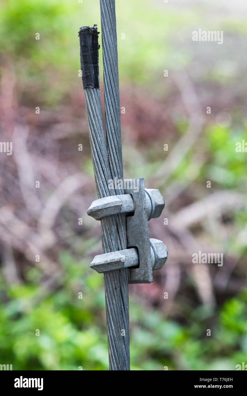 https://c8.alamy.com/comp/T76JEH/wire-rope-heavy-clamping-screw-lock-cable-pole-T76JEH.jpg