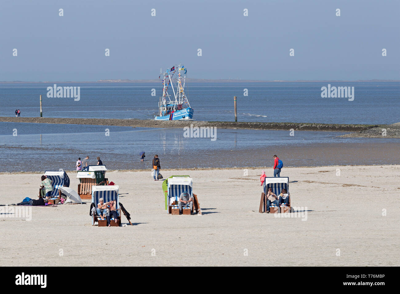 beach, arriving cutter, Neuharlingersiel, East Friesland, Lower Saxony, Germany Stock Photo