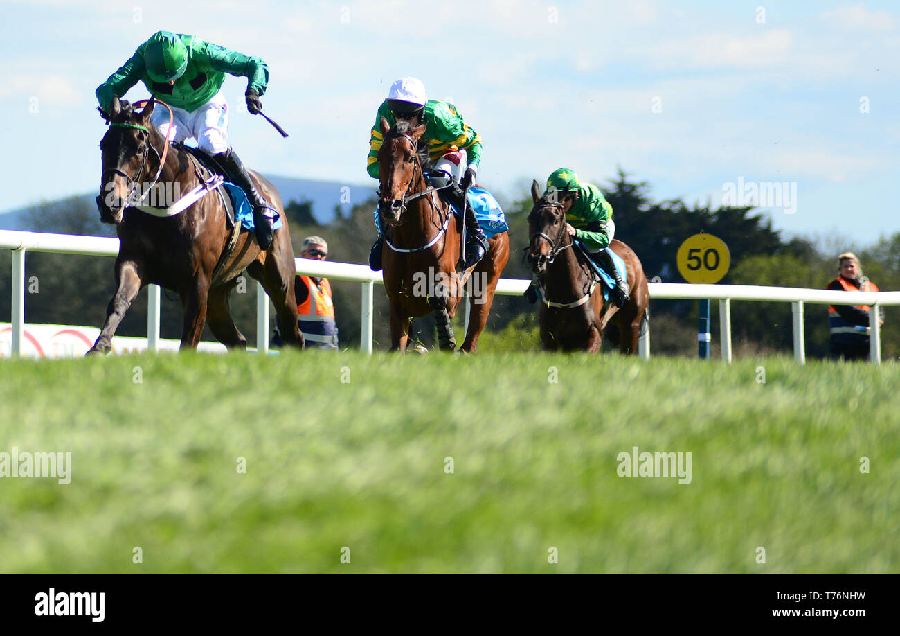 Fusil Raffles and Daryl Jacob win the ES Champion Four Year Old Hurdle