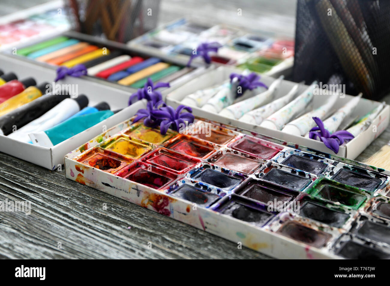 Chalks and paints hi-res stock photography and images - Alamy
