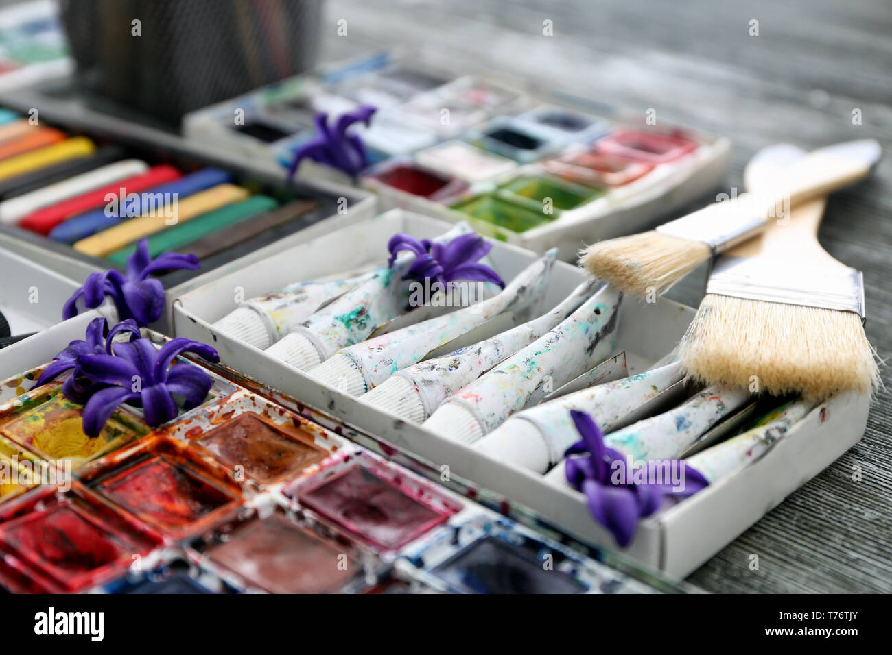 Chalks and paints hi-res stock photography and images - Alamy