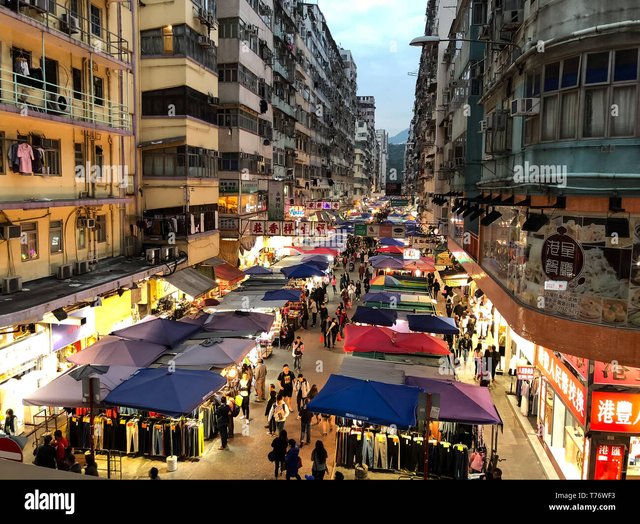 Hong kong street women business hi-res stock photography and images - Alamy