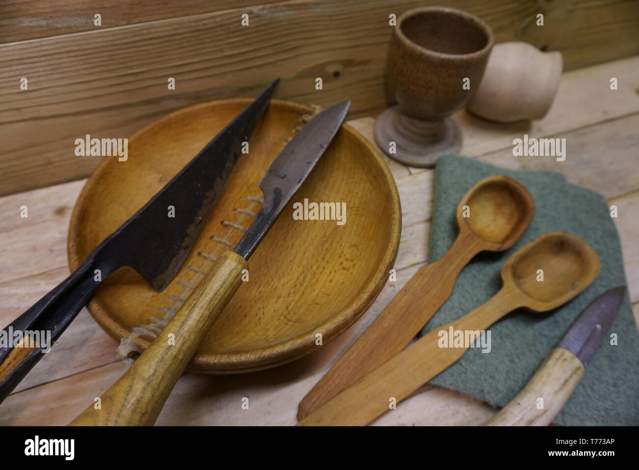 https://c8.alamy.com/comp/T773AP/anglo-saxon-viking-and-medieval-eating-utensils-reconstruction-by-daegrad-tools-T773AP.jpg